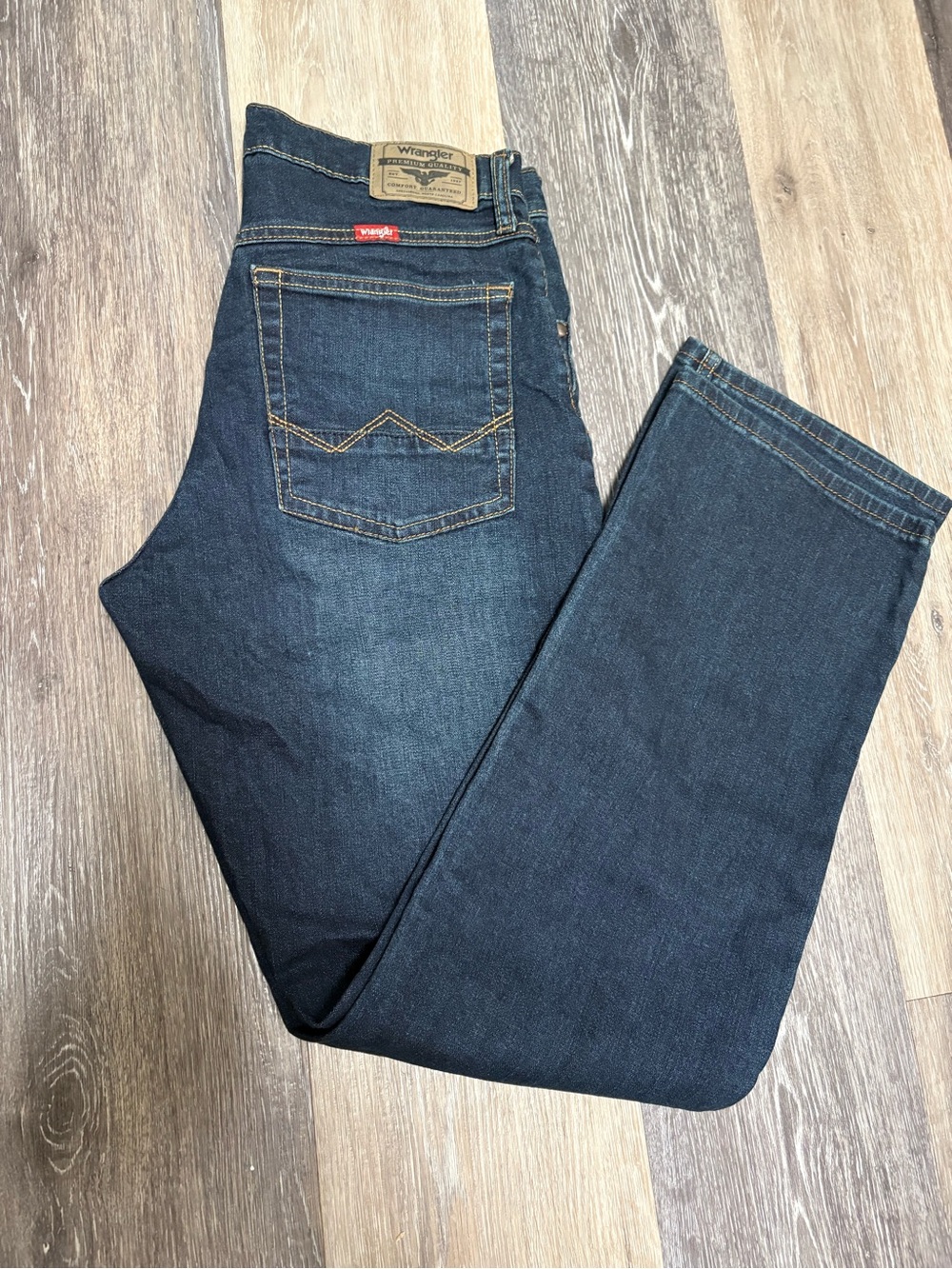 Wrangler Men's Dark Blue Straight-Leg Jeans. 98%Cotton; Casual fit, Classic